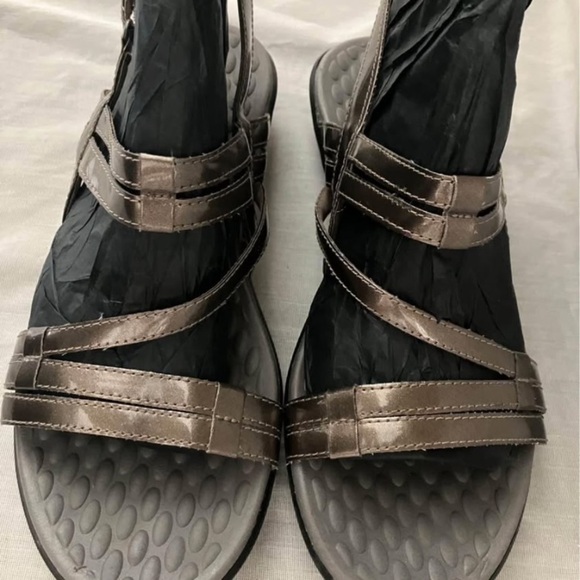 women’s size 8 Clark’s Privo metallic finish sandal Velcro tie - Picture 9 of 10